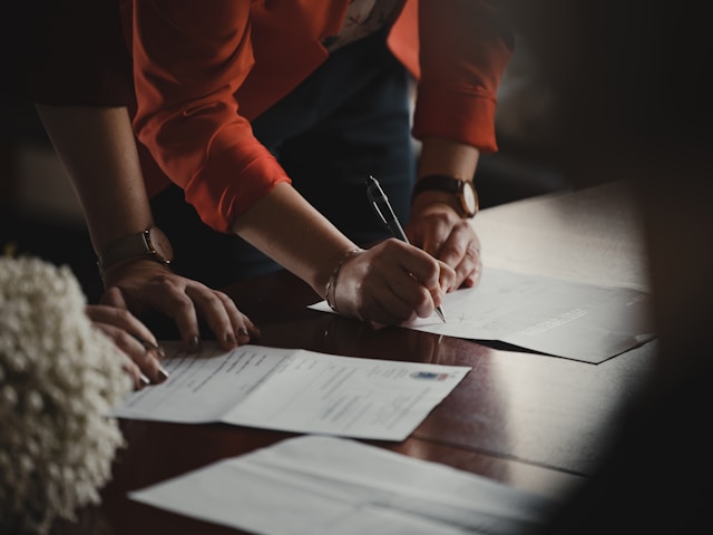 A importância de revisar um contrato de compra e venda de imóvel com advogado especialista
